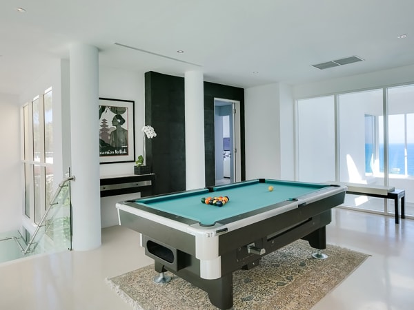 Grand Cliff Front Residence - Billiard table